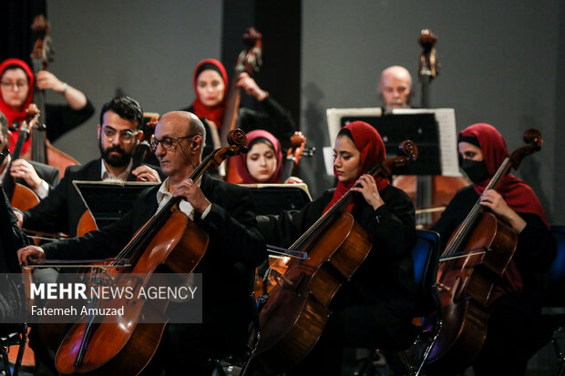 اجرای ارکستر سمفونیک تهران به رهبری منوچهر صهبایی در پنجمین شب جشنواره موسیقی فجر
