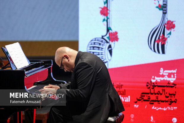 اجرای محمدرضا امیرقاسمی در پنجمین شب جشنواره موسیقی فجر