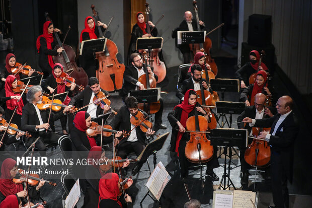 اجرای ارکستر سمفونیک تهران به رهبری منوچهر صهبایی در پنجمین شب جشنواره موسیقی فجر