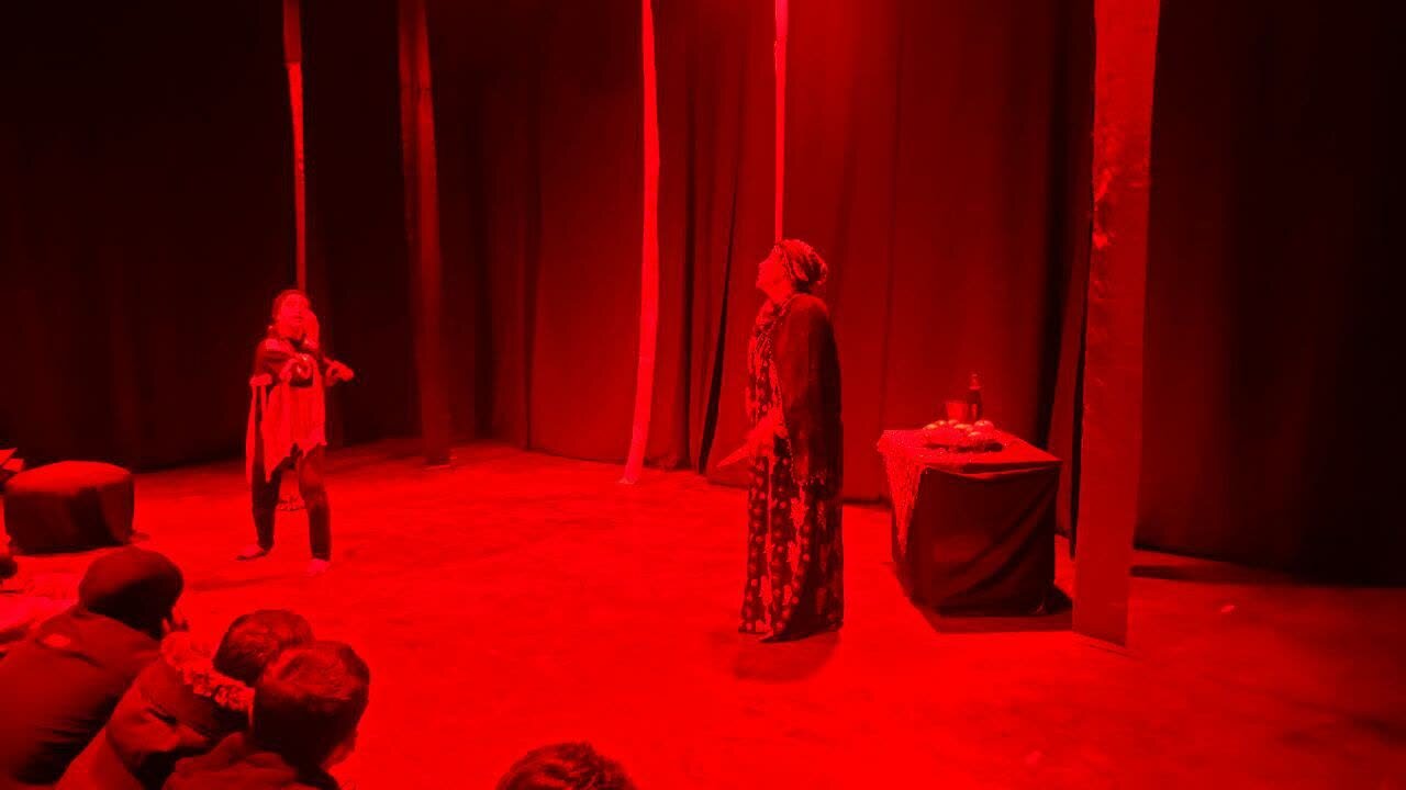 هجدهمین جشنواره تئاتر کُردی سقز با نمایش «سه زن» آغاز شد