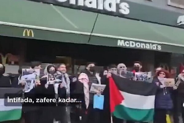 İtalya'da McDonald's önünde Filistin'e destek gösterisi İtalya'da McDonald's önünde Filistin'e destek gösterisi