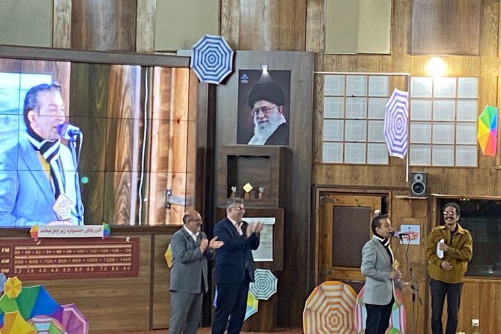«زیر چتر لبخند» به پایان رسید/ راه اندازی باشگاه طنزپردازان «زیر چتر لبخند» به پایان رسید/ راه اندازی باشگاه طنزپردازان