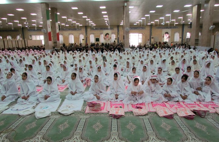 جشن تکلیف ۵۶۰ دانش‌آموز دختر شهرستان دیر برگزار شد