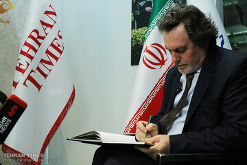 Turkish ambassador visits Tehran Times pavilion