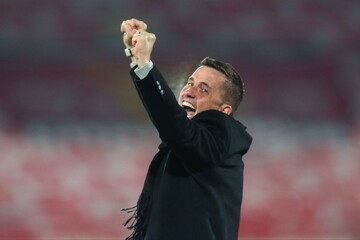 سرمربی جدید پرسپولیس در هواپیما چه می‌کرد؟ + عکس