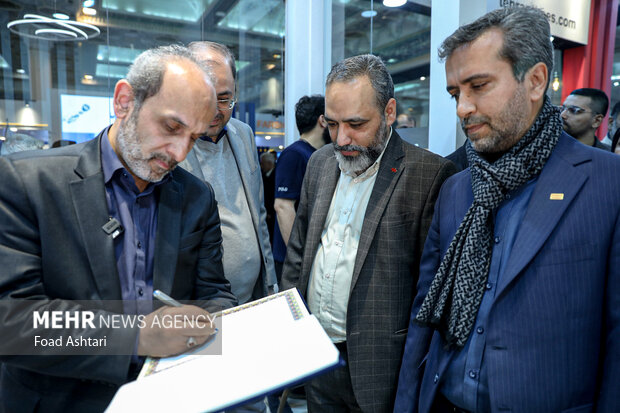 بازدید رییس سازمان صداوسیما و وزیران اقتصاد و بهداشت از غرفه مهر