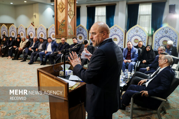 نشست صمیمی جمعی از بازرگانان، صنعتگران، فرهنگیان، کارگران، بازنشستگان و اساتید دانشگاه با رئیس مجلس