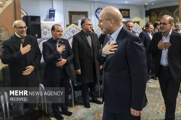 نشست صمیمی جمعی از بازرگانان، صنعتگران، فرهنگیان، کارگران، بازنشستگان و اساتید دانشگاه با رئیس مجلس