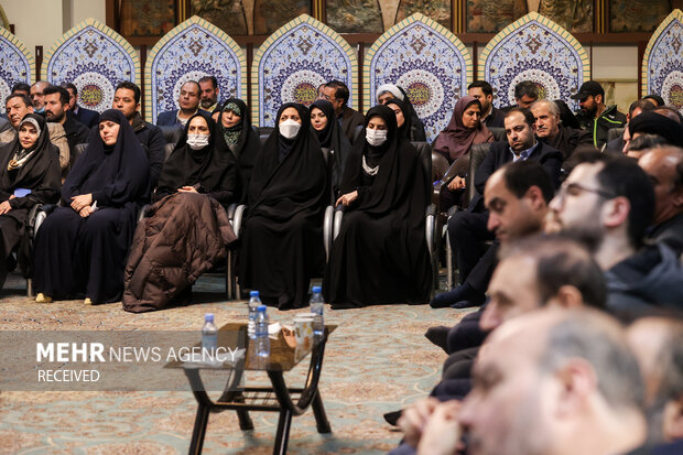 نشست صمیمی جمعی از بازرگانان، صنعتگران، فرهنگیان، کارگران، بازنشستگان و اساتید دانشگاه با رئیس مجلس