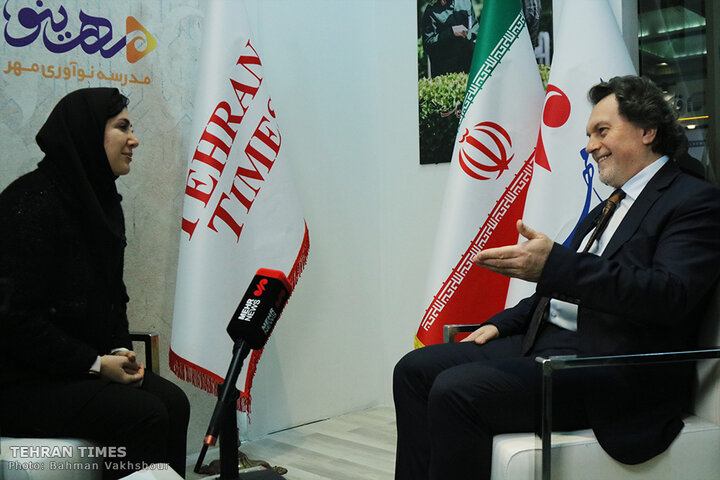 Turkish ambassador visits Tehran Times pavilion