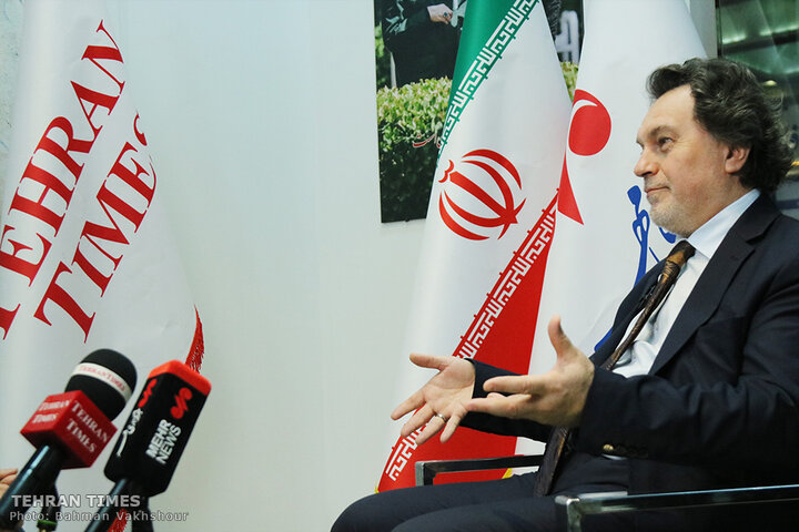 Turkish ambassador visits Tehran Times pavilion