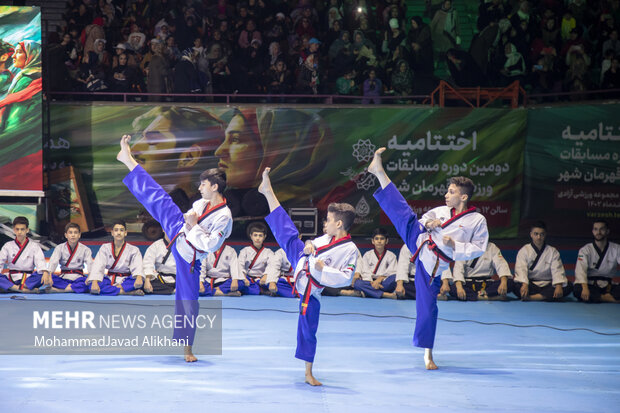 مراسم اختتامیه مسابقات قهرمان شهر ۲ و اولین دوره مسابقات شهروندی کلان شهرها با حضور سید حمید سجادی وزیر ورزش و جوانان، علیرضا فخاری استاندار تهران و علیرضا زاکانی شهردار تهران در استادیوم ۱۲ هزار نفری آزادی برگزار شد.