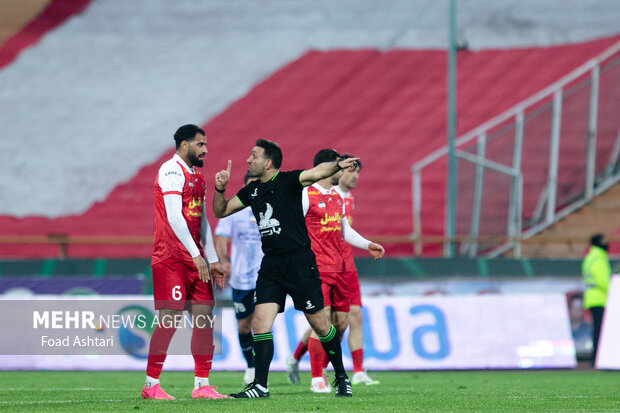 داوران لیگ شهامت ندارند/ باید با دروازهبان پرسپولیس برخورد شود