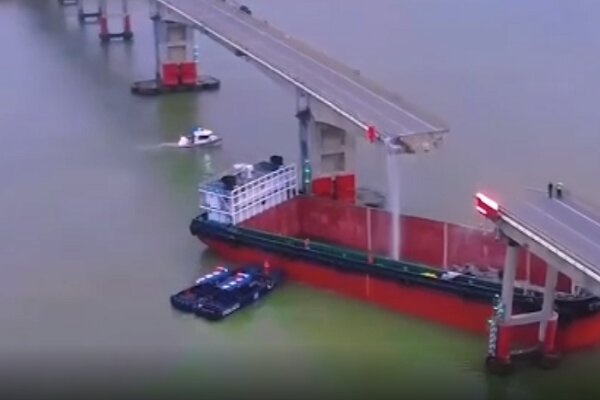 Çin'de konteyner gemisi köprüye çarptı