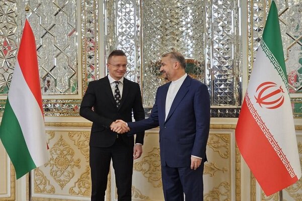 İran ve Macaristan dışişleri bakanları görüştü