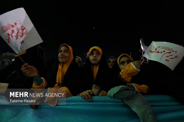 ایران: زائرین رات گئے مسجد جمکران کی طرف پیادہ روی کرتے ہوئے