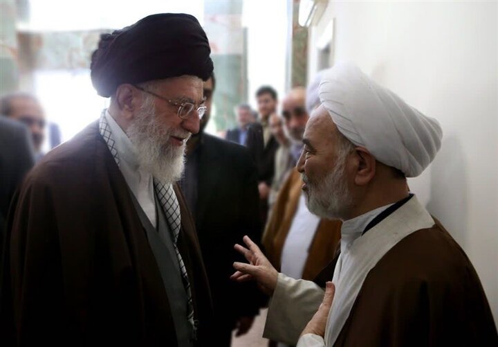 قائد الثورة الإسلامية يعزي بوفاة حجة الاسلام عبد القائم شوشتري