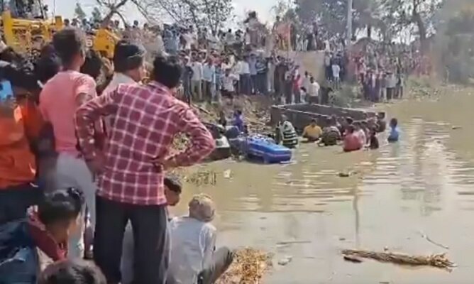 Hindistan'da traktör gölete düştü: 22 ölü