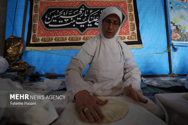 پخت ۱۴ هزار نان توسط بانوان دیار حاج قاسم در مسجد جمکران