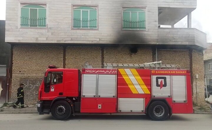 مهار آتش سوزی کارگاه چوب بری در شهرک پردیس کرمانشاه