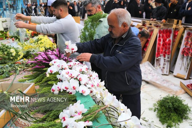 گل آرایی مسجد مقدس جمکران در آستانه نیمه شعبان