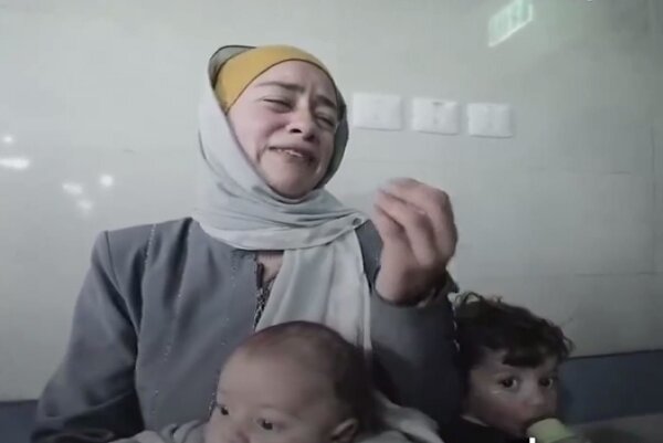مادری که به شدت برای کودکان گرسنه خود اشک می‌ریزد+فیلم