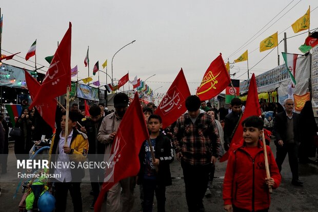 پیاده روی زائران نیمه شعبان در بلوار پیامبر اعظم