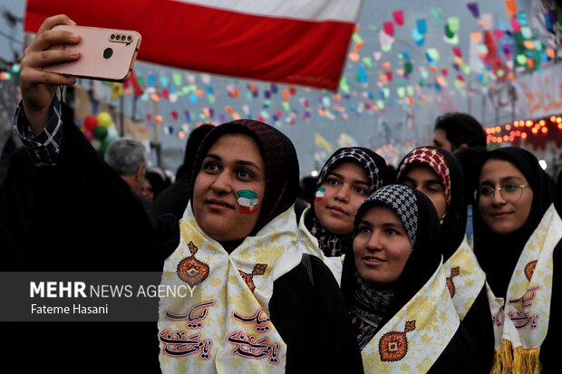 پیاده روی زائران نیمه شعبان در بلوار پیامبر اعظم