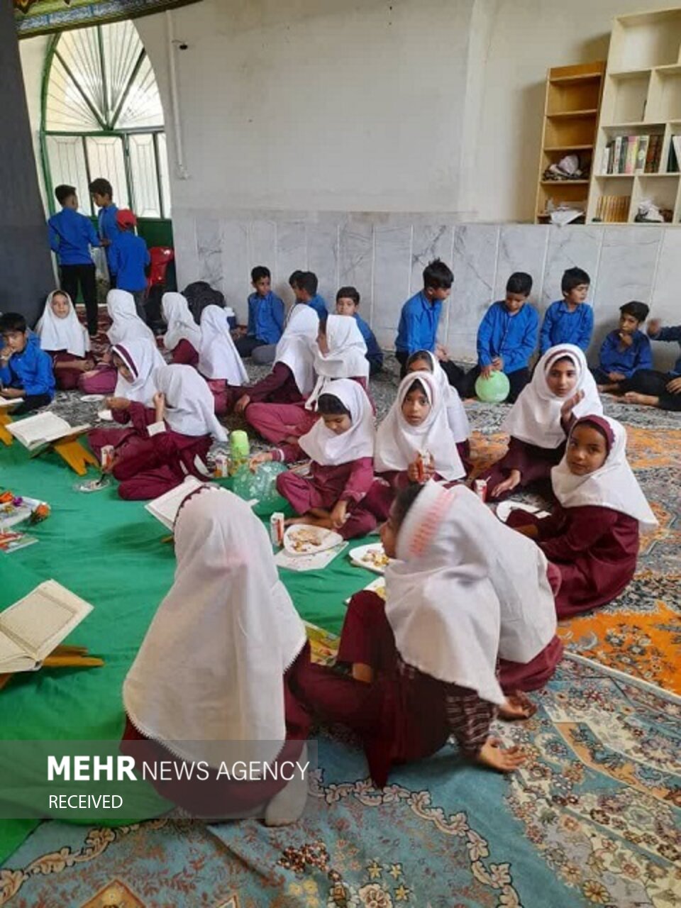 چتر کانون بر سربانوان تزرجی/جمعه بازاری که سفرهها رارنگین میکند