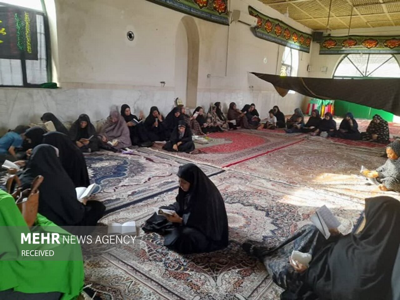 چتر کانون بر سربانوان تزرجی/جمعه بازاری که سفرهها رارنگین میکند