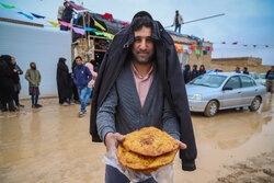 پخت نان سنتی «لتیرُگ» در اردکان یزد