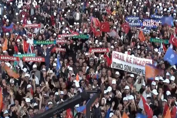 Erdoğan’ın mitinginde ‘İsrail ile ticaret utancı sonlandırılsın’ pankartı açıldı