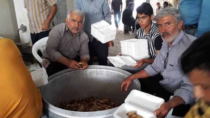 بزرگترین غذای نذری استان بوشهر در شهر دوراهک پخت شد