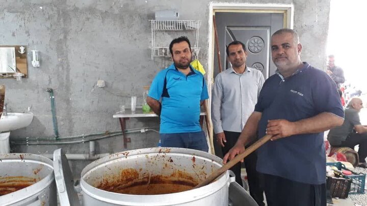 بزرگترین غذای نذری استان بوشهر در شهر دوراهک پخت شد