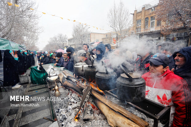 اطعام ۳۰۰۰ نفری پرس غذا همزمان با میلاد منجی عالم بشریت در شهرستان رزن