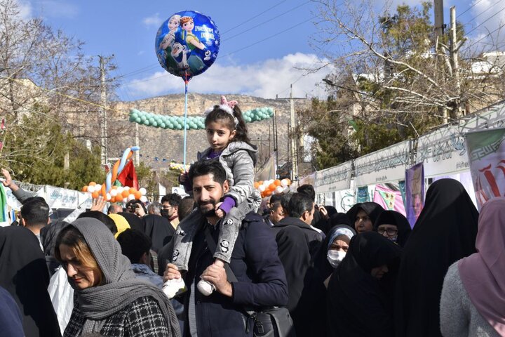 تصاویری از حضور باشکوه مردم ایلام در جشن خیابانی نیمه شعبان 