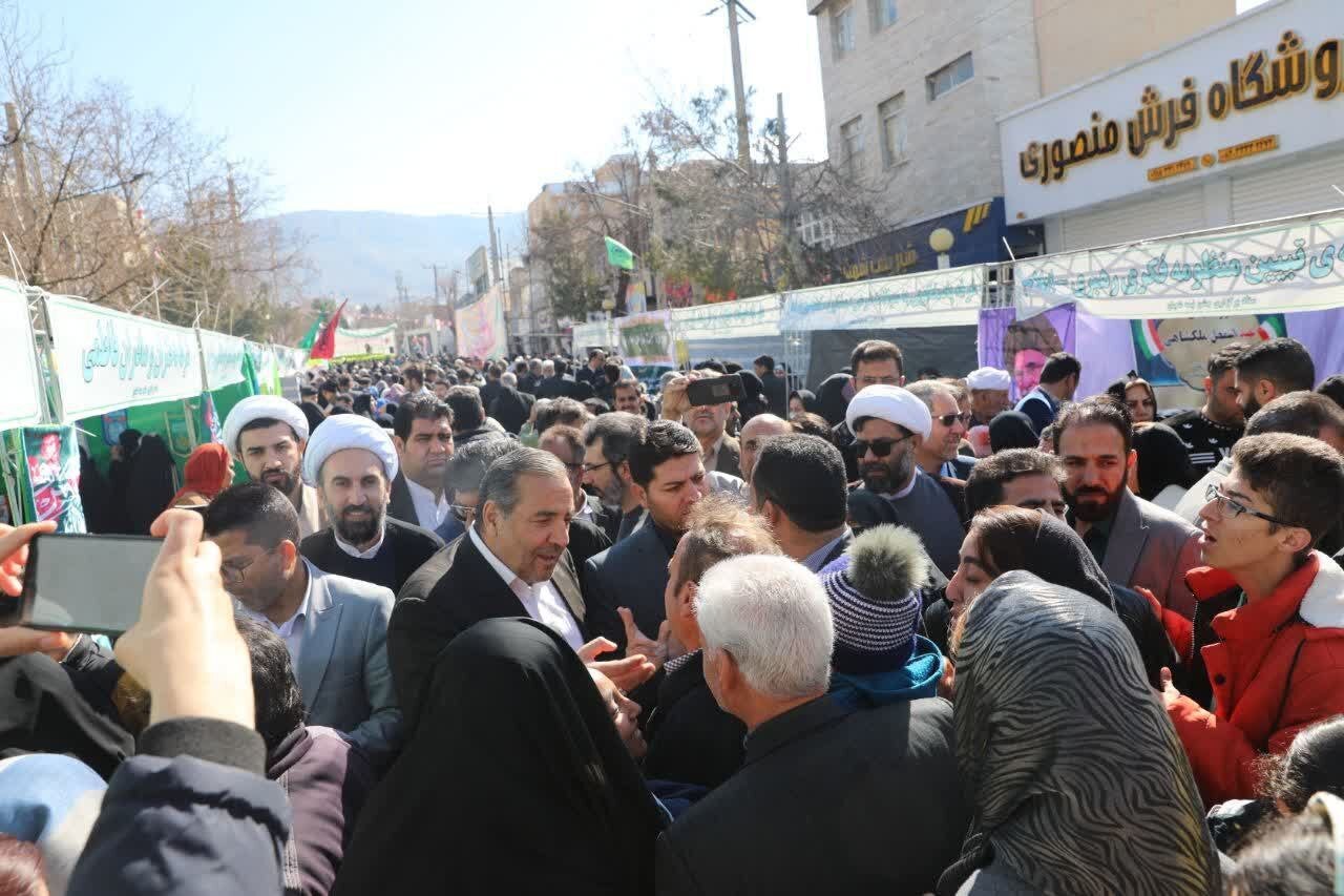 تصاویری از حضور استاندار ایلام در جشن خیابانی نیمه شعبان