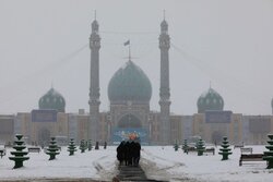 بارش برف در مسجد مقدس جمکران