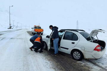 بارش برف در محورهای مواصلاتی آذربایجان غربی موجب لغزندگی شد