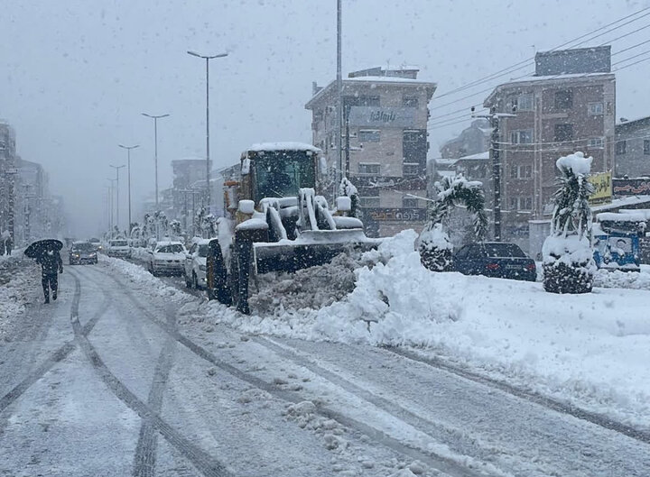 نمایی از بارش برف در پیاده راه فرهنگی رشت