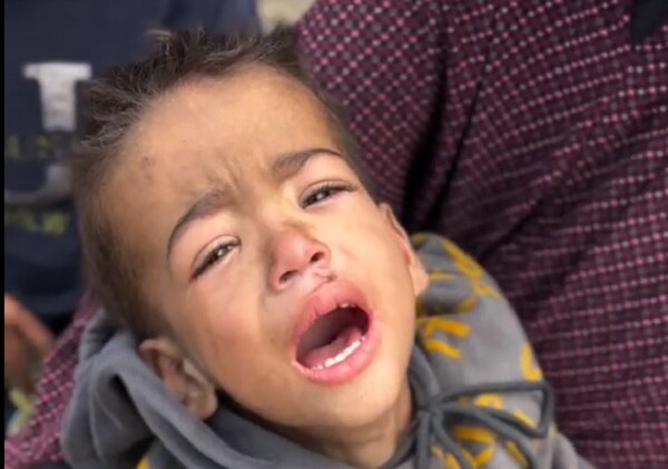 گریه های دردناک کودک فلسطینی به دلیل گرسنگی شدید+ فیلم