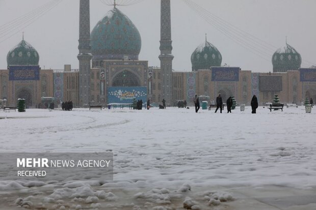 بارش برف در مسجد مقدس جمکران