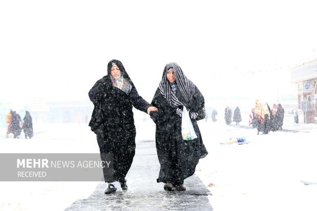 بارش برف در مسجد مقدس جمکران