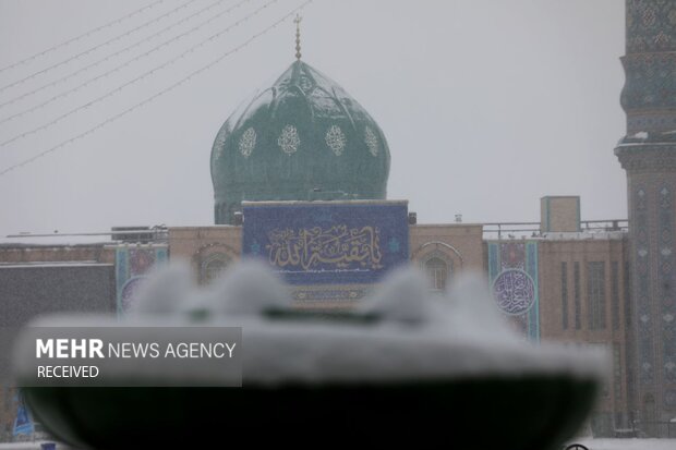 بارش برف در مسجد مقدس جمکران