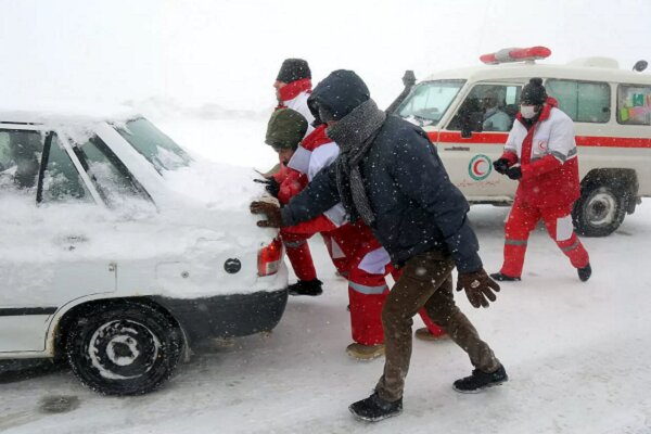 بارش برف در محور تکاب – شاهین دژ / امدادرسانی به ۱۷۰ نفر+فیلم