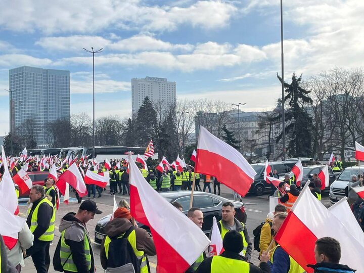 کشاورزان معترض لهستان پرچم اتحادیه اروپا را آتش زدند+ فیلم