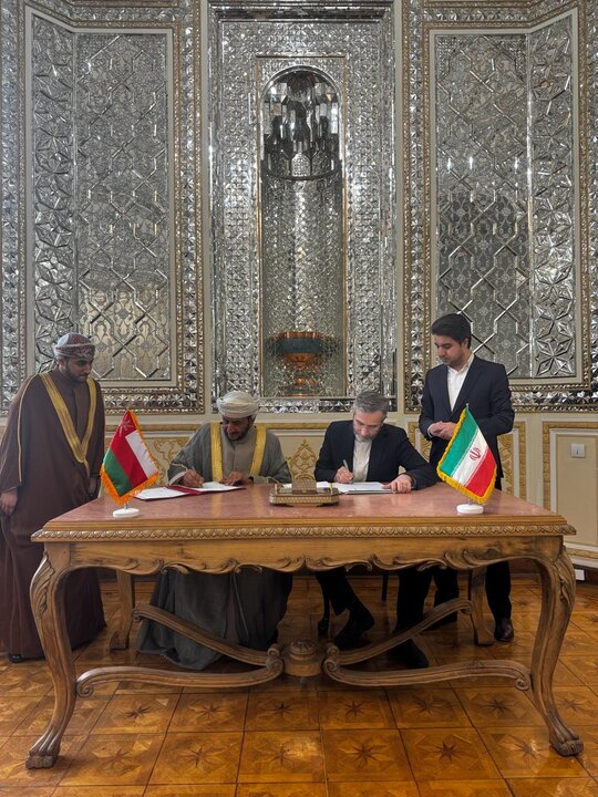 الاجتماع العاشر للجنة التشاور الاستراتيجي بين إيران وعُمان يدعو إلى وقف جرائم اسرائيل ضد غزة