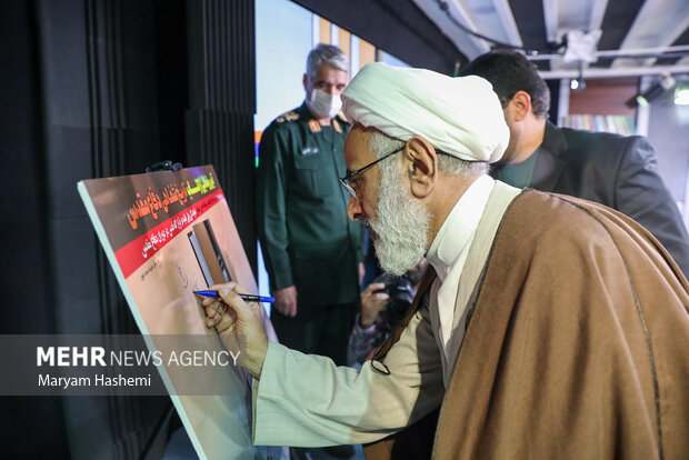 انقلاب اسلامی در آیین رونمایی از کتاب تاریخ شفاهی دفاع مقدس حضور دارد