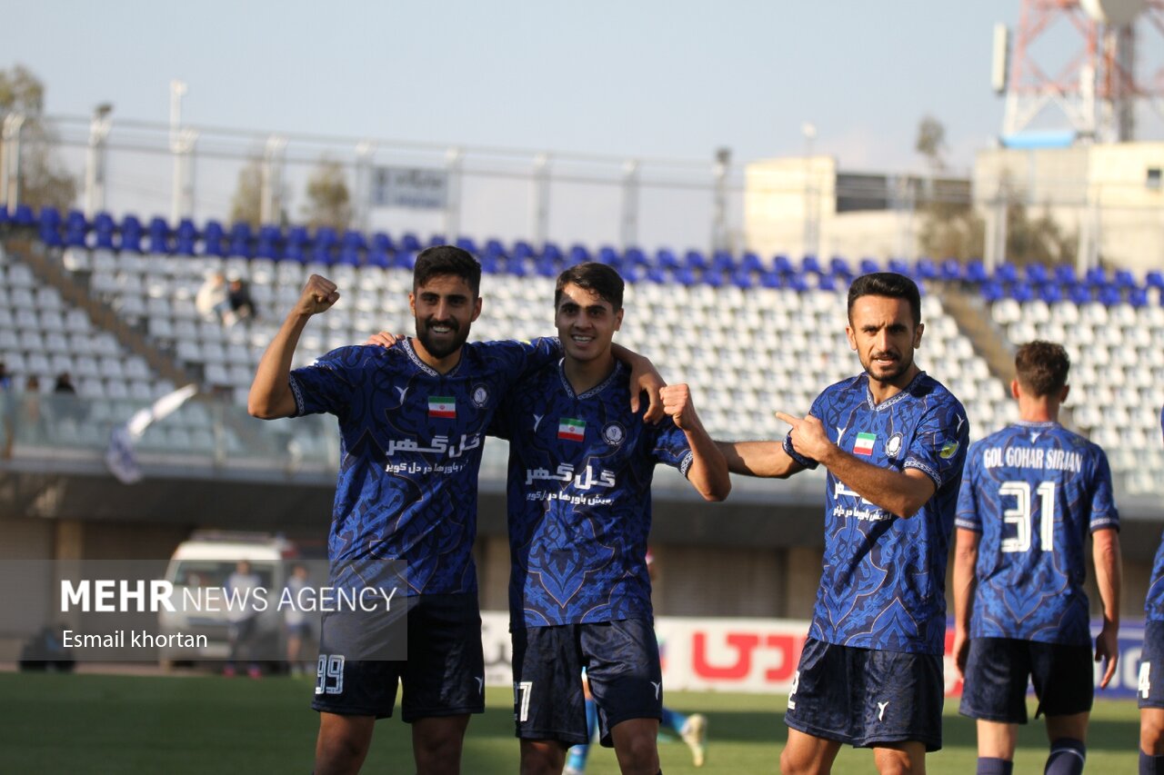 فیلم بازیهای علی دایی را می بینم/ آرزویم حضور در تیم ملی است