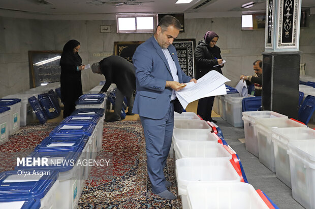 آماده سازی و تجهیز صندوق اخذ رای در گرگان